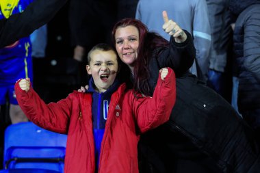 Warrington Wolves taraftarları, 15 Mart 2025 'te İngiltere' nin Widnes şehrinde oynanan Betfred Challenge Cup maçında Widnes Vikings-Warrington Wolves maçında takımlarının kazanmasını kutladı.