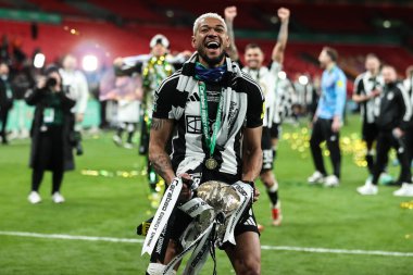 Newcastle United takımlarından Joelinton, 16 Mart 2025 'te Wembley Stadyumu' nda Liverpool - Newcastle United maçında Carabao Kupası finalini kazandıktan sonra Carabao Kupası kupası ile kutluyor.