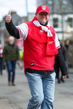 Taraftarlar 16 Mart 2025 'te Emirates Stadyumu' nda oynanan Premier League karşılaşması öncesinde Emirates Stadyumu 'na geldiler.