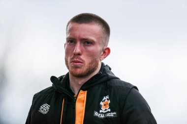 Cambridge United takımından Louis Chadwick, 15 Mart 2025 'te Cledara Abbey Stadyumu' nda oynanan Sky Bet 1 karşılaşması öncesinde Cledara Abbey Stadyumu 'na geldi.