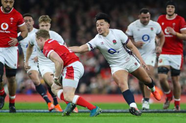 Galler 'den Blair Murray, İngiltere' den Marcus Smith 'ten 2025 Guinness 6 Milletler İngiltere' ye karşı Principality Stadyumu, Cardiff, Birleşik Krallık 'ta 15 Mart 2025' te oynanan maçta kaçıyor.
