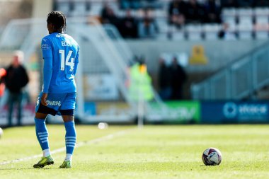 Peterborough United takımından Tayo Edun, 15 Mart 2025 'te İngiltere' nin Cledara Abbey Stadyumu 'nda oynanan Cambridge United-Peterborough maçında kırmızı kart aldı.
