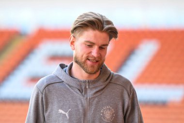 Blackpool takımından Hayden Coulson, 15 Mart 202 'de Bloomfield Road, Blackpool' da oynanan Blackpool - Leyton Orient maçı öncesinde geldi.