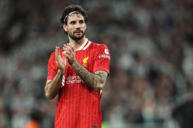 Liverpool 'dan Dominik Szoboszlai, 16 Mart 2025' te İngiltere 'nin Wembley Stadyumu' nda oynanan Liverpool-Newcastle United maçı sonrasında gezgin taraftarları alkışlıyor.
