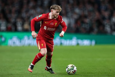 Liverpool 'dan Harvey Elliott, 16 Mart 2025' te Londra 'daki Wembley Stadyumu' nda oynanan Liverpool-Newcastle United Carabao Kupası final maçında topu ileri taşıyor.