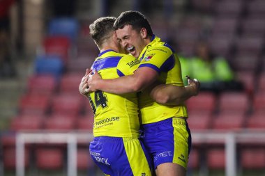 Warrington Wolves takımından Max Wood, 15 Mart 2025 'te Widnes-Widnes Stadyumu' nda oynanan Betfred Challenge Kupası karşılaşmasında 16-14 'lük galibiyetini kutluyor.