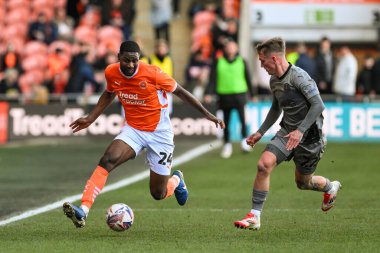 Blackpool 'dan Odeluga Offiah, 15 Mart 2025' te Bloomfield Road, Blackpool 'da oynanan Blackpool-Leyton Orient maçında topu aldı.