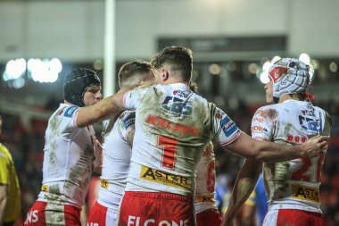 St. Helens 'li Tristan Sailor, 14 Mart 2025' te St Helens ile Leeds Rhinos arasındaki Betfred Challenge Kupası karşılaşmasında denemesini kutluyor.