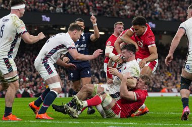 İngiltere 'den Ben Curry, İngiltere Prenslik Stadyumu' nda oynanan 2025 Guinness maçı sırasında Galler 'den Jack Morgan tarafından yenildi.