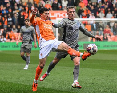 Blackpool takımından Albie Morgan 15 Mart 2025 'te Bloomfield Road, Blackpool' da oynanan Blackpool - Leyton Orient maçında topu kontrol ediyor.