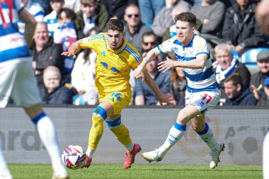 Leeds United 'dan Manor Solomon, Queens Park Rangers' tan Paul Smyth 'den topu alarak Queens Park Rangers' a karşı Leeds United maçında Londra, İngiltere 'deki Kiyan Prince Vakfı Stadyumu' nda 15 Mart 2025 'te kaçtı.