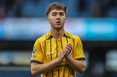 Brighton & Hove Albion 'dan Jack Hinshelwood, Premier Lig maçından sonra taraftarları Etihad Stadyumu' nda Manchester City - Brighton ve Hove Albion maçında alkışlıyor.