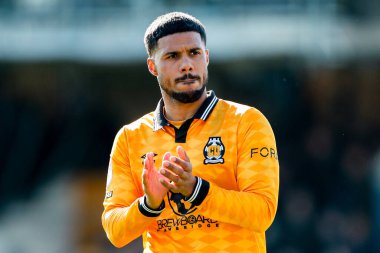 Cambridge United takımlarından Elias Kachunga, 15 Mart 2025 tarihinde Cledara Abbey Stadyumu 'nda oynanan Cambridge United - Peterborough United maçı sonrasında takımların yenildiğini kabul ediyor.
