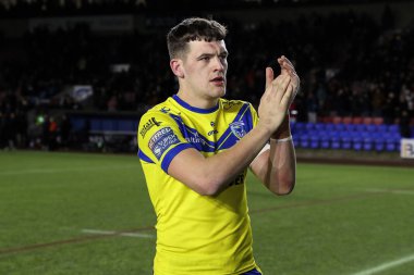 Warrington Wolves 'tan Josh Thewlis, 15 Mart 2025' te İngiltere 'nin Widnes Stadyumu' nda oynanan Betfred Challenge Cup maçı sonrasında gezgin taraftarları alkışlıyor.