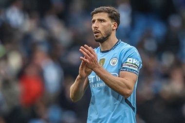 Manchester City 'den Rben Dias, 15 Mart 2025 tarihinde Etihad Stadyumu' nda oynanan Premier League maçında taraftarları alkışlıyor.