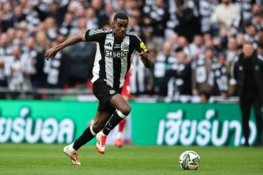 Newcastle United takımından Alexander Isak, 16 Mart 2025 'te Wembley Stadyumu' nda oynanan Liverpool - Newcastle United maçında topu bırakıyor.