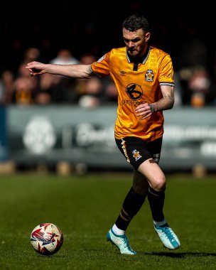Cambridge United takımından Scott Malone, 15 Mart 2025 'te Cledara Abbey Stadyumu' nda oynanan Cambridge United ve Peterborough United maçında topla koşuyor.