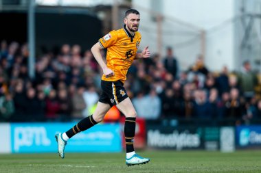 Cambridge United takımından Scott Malone, 15 Mart 2025 'te Cledara Abbey Stadyumu' nda oynanan Cambridge United ve Peterborough United maçında maç yapıyor.