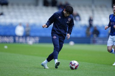 Queens Park Rangers 'dan Yang Min-Hyeok 15 Mart 2025' te Londra 'daki Kiyan Prince Vakfı Stadyumu' nda Queens Park Rangers - Leeds United karşılaşması öncesinde ısınıyor.