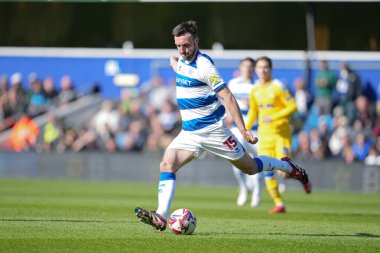 Queens Park Rangers 'dan Morgan Fox, 15 Mart 2025' te Londra 'daki Kiyan Prince Vakfı Stadyumu' nda Queens Park Rangers - Leeds United maçında pas attı.