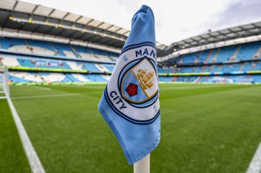 Manchester City Premier League maçında bayrak, Manchester City ile Brighton ve Hove Albion 'a karşı Etihad Stadyumu, Manchester, İngiltere, 15 Mart 2025