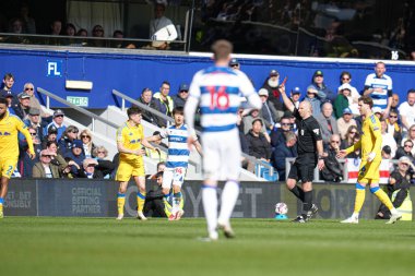 Queens Park Rangers takımından Koki Saito, Leeds United takımından Daniel James 'i, Queens Park Rangers' a karşı Leeds United maçında, 15 Mart 2025 'te Londra' daki Kiyan Prince Foundation Stadyumu 'nda faul yapmaya gönderdi.
