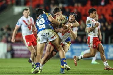 St. Helens 'ten Jonny Lomax, Leeds Rhinos' tan Keenan Palasia ve Leeds Rhinos 'tan Jack Sinfield tarafından oynanan Betfred Challenge Kupası maçı sırasında St Helens - Leeds Rhinos maçında Wicked Stadyumu, St Helens, Birleşik Krallık, 14 Mart 2025