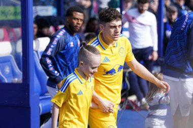 Leeds United takımından Daniel James, 15 Mart 2025 'te Londra' daki Kiyan Prince Vakfı Stadyumu 'nda Queens Park Rangers vs Leeds United maçından önce maskot takmıştı.