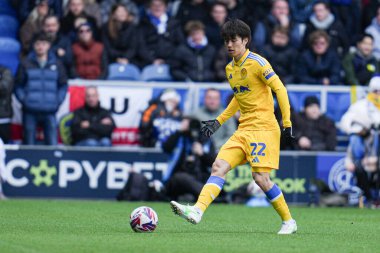 Leeds United takımından Ao Tanaka topu 15 Mart 2025 'te Londra' daki Kiyan Prince Foundation Stadyumu 'nda Queens Park Rangers - Leeds United maçında ileri taşır.