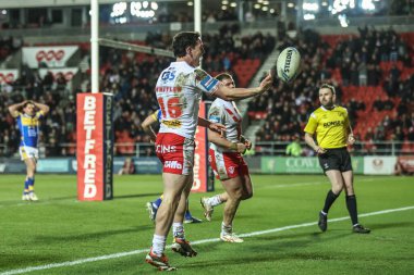 St. Helens takımından Matt Whitley, 14 Mart 2025 'te St Helens - Leeds Rhinos maçı sırasında St Helens - All Wicked Stadyumu, St Helens, İngiltere' de oynanan Betfred Challenge Cup karşılaşmasını kutluyor.