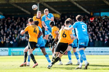 Cambridge United takımından Michael Morrison, 15 Mart 202 'de Cledara Abbey Stadyumu' nda oynanan Cambridge United ve Peterborough United maçında topu sürüyor.