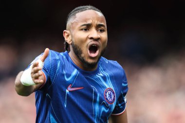 Chelsea 'den Christopher Nkunku, 16 Mart 2025' te Birleşik Krallık 'taki Emirates Stadyumu' nda oynanan Premier League maçında takım arkadaşlarına talimat veriyor.