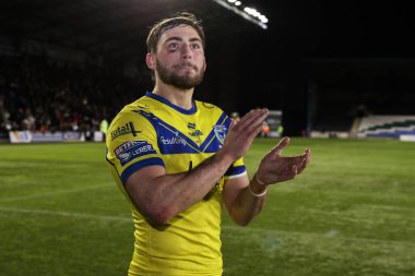 Warrington Wolves 'tan Adam Holroyd, 15 Mart 2025' te Widnes Widnes Stadyumu 'nda oynanan Betfred Challenge Cup maçı sonrasında gezgin taraftarları alkışlıyor.