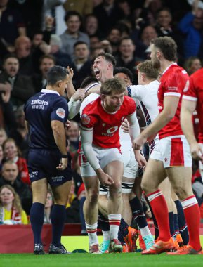 İngiltere 'den Tom Roebuck, İngiltere' nin Cardiff kentindeki Principality Stadyumu 'nda oynanan 2025 Guinness 6 Milletler Maçı' nda takımlarının ikinci denemesini kutluyor.