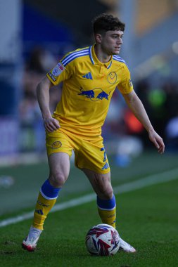 Leeds United takımından Daniel James 15 Mart 2025 'te Londra' daki Kiyan Prince Vakfı Stadyumu 'nda Queens Park Rangers vs Leeds United maçında topa vuruyor.