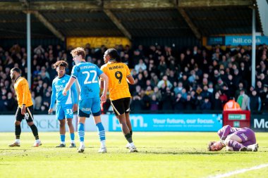 Peterborough United takımından Jed Steer, 15 Mart 2025 'te Cledara Abbey Stadyumu' nda oynanan Cambridge United - Peterborough United maçında kurtarıyor.