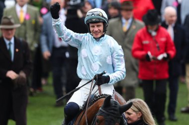 Kargese 'deki Paul Townend Cheltenham Festivali 2025 Altın Kupa Günü' nde Cheltenham, Cheltenham, İngiltere 'de 14 Mart 2025' te İlçe Engelini 'ni kazanmasını kutluyor.