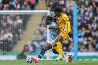 Manchester City 'den Jrmy Doku, Premier League maçında Brighton & Hove Albion takımından Carlos Baleba' yı Etihad Stadyumu 'nda 15 Mart 2025' te Manchester City ve Hove Albion 'a karşı durdurdu.