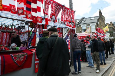 Taraftarlar, 16 Mart 2025 'te Birleşik Krallık' taki Emirates Stadyumu 'nda oynanan Premier League karşılaşması öncesinde Arsenal İstasyonu' na geldiler.