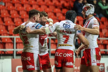 St. Helens takımından Kyle Feldt, 14 Mart 2025 'te St Helens - Leeds Rhinos maçı sırasında St Helens - All Wicked Stadyumu, St Helens, İngiltere' deki Betfred Challenge Cup karşılaşmasını kutluyor.