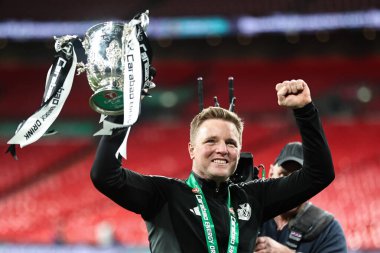 Newcastle United takımının teknik direktörü Eddie Howe, 16 Mart 2025 'te Wembley Stadyumu' nda Liverpool ile Newcastle United arasındaki Carabao Kupası final maçını kazanmasını kutluyor.