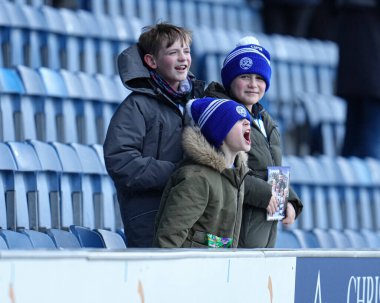 Queens Park Rangers taraftarları, 15 Mart 2025 'te İngiltere' deki Kiyan Prince Vakfı Stadyumu 'nda Queens Park Rangers - Leeds United karşılaşması öncesinde oynadılar.