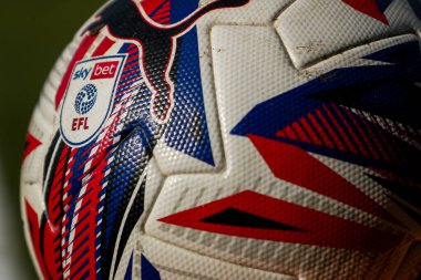 15 Mart 2025 'te İngiltere, Cambridge' deki Cledara Abbey Stadyumu 'nda oynanan Cambridge United - Peterborough United maçından önceki maç topunun detaylı bir görüntüsü