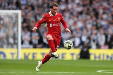 Liverpool 'dan Alexis Mac Allister, 16 Mart 2025' te İngiltere 'nin Wembley Stadyumu' nda oynanan Liverpool-Newcastle United Carabao Kupası final maçında pas attı.