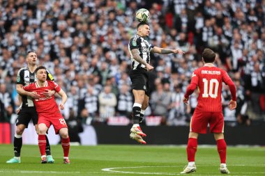 Newcastle United takımından Bruno Guimares, 16 Mart 2025 'te Wembley Stadyumu' nda oynanan Liverpool-Newcastle United maçında topa liderlik ediyor.