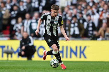 Newcastle United takımından Harvey Barnes, 16 Mart 2025 'te Wembley Stadyumu' nda oynanan Liverpool-Newcastle United Carabao Kupası final maçında topu aldı.