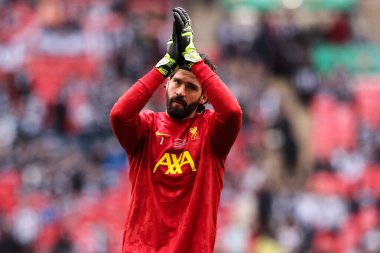 Liverpool 'dan Alisson Becker, Carabao Kupası final maçı öncesinde Wembley Stadyumu' nda Liverpool - Newcastle United maçı, 16 Mart 2025
