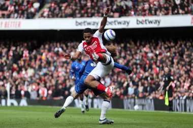 Chelsea 'den Marc Cucurella ve Arsenal' den Jurrien Timber Premier Lig karşılaşmasında top için mücadele ediyorlar Arsenal Chelsea 'ye karşı Emirates Stadyumu, Londra, İngiltere, 16 Mart 2025