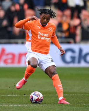 Blackpoolmakes takımından Niall Ennis, 15 Mart 2025 'te Bloomfield Road, Blackpool' da oynanan Blackpool - Leyton Orient maçında topla bir ara verdi.