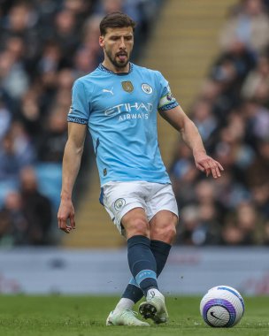Manchester City 'den Rben Dias, 15 Mart 2025 tarihinde Etihad Stadyumu' nda Manchester City ve Hove Albion 'a karşı oynanan Premier Lig karşılaşmasında topu aldı.